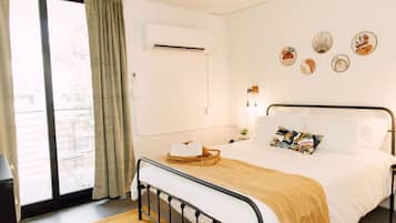 Desk, iron/ironing board, WiFi, bed sheets