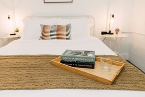 Desk, iron/ironing board, WiFi, bed sheets