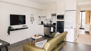 Un apartamento moderno con sala de estar, cocina y comedor.