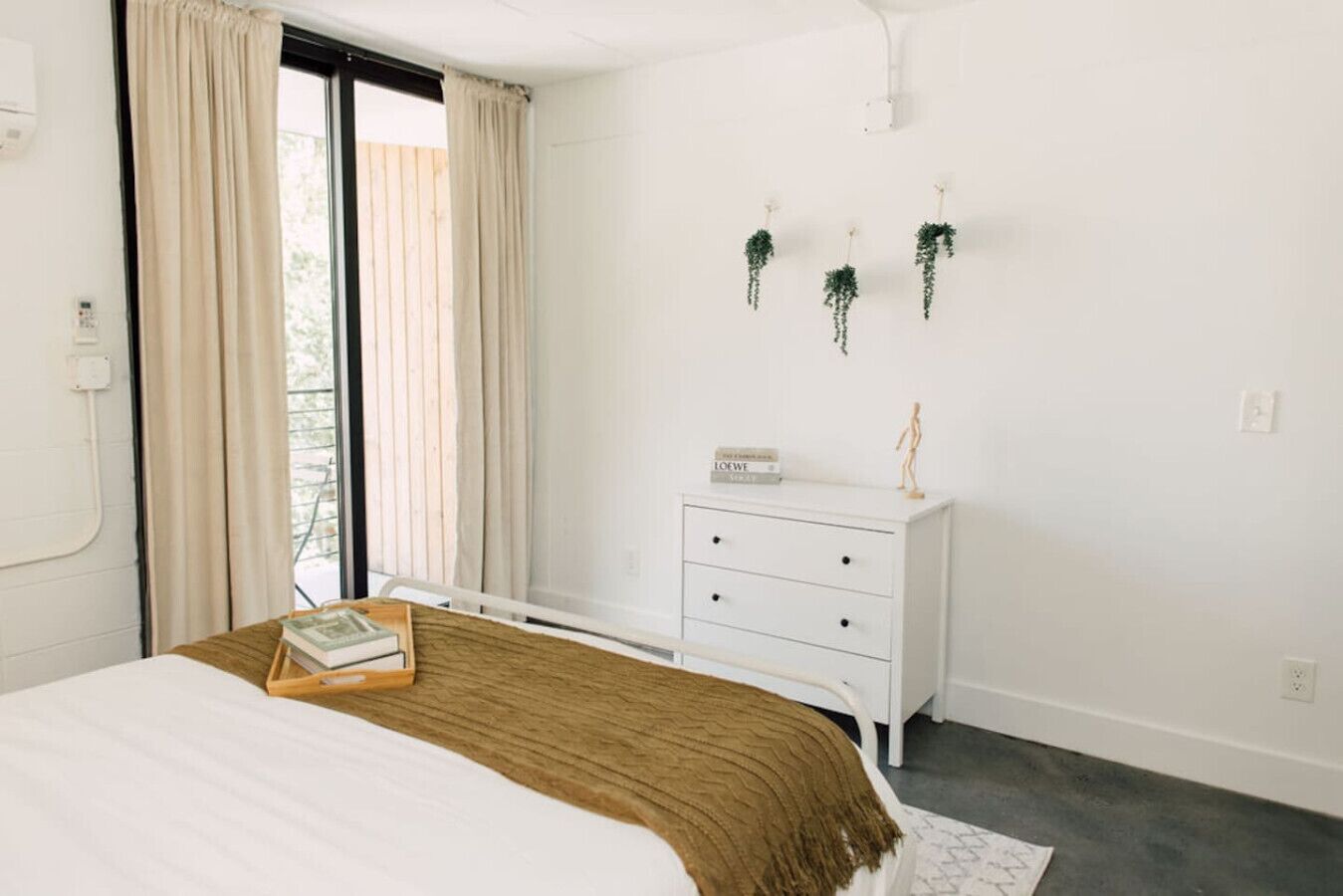 Escritorio, tabla de planchar con plancha, wifi y ropa de cama 