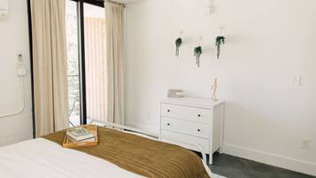 Escritorio, tabla de planchar con plancha, wifi y ropa de cama