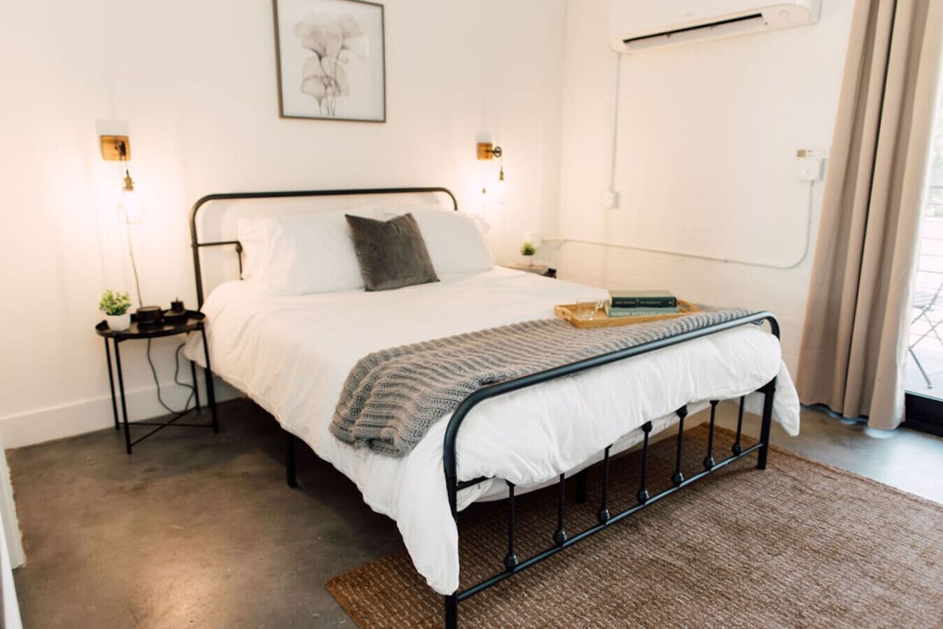 Desk, iron/ironing board, WiFi, bed sheets