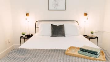 Escritorio, tabla de planchar con plancha, wifi y ropa de cama