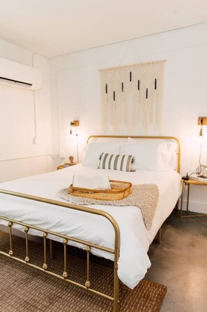 Desk, iron/ironing board, WiFi, bed sheets