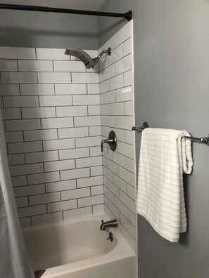Dusche, Haartrockner, Handtücher, Seife