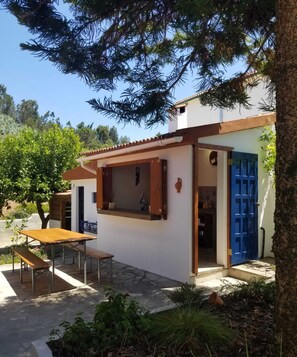 Outdoor dining - Amazing mountain scenery, outdoor kitchen, 
Nearby river beaches, fruit trees.  (Penela)