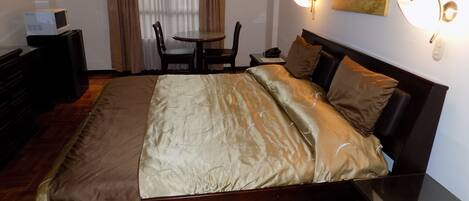 1 bedroom, desk, WiFi, bed sheets