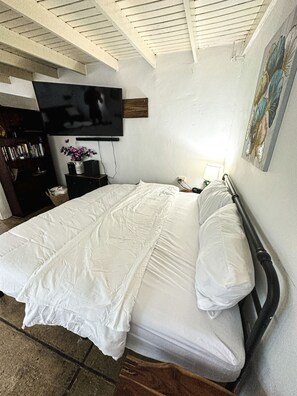 1 bedroom, iron/ironing board, WiFi, bed sheets - Suite By the Beach - Coqui Corner (San Juan)