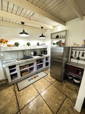 Kühlschrank, Mikrowelle, Herdplatte, Wasserkocher mit Kaffee-/Teezubehör