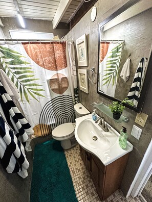 Haartrockner, Handtücher, Seife, Toilettenpapier