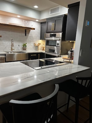 Frigorífico, microondas, horno y placa de cocina