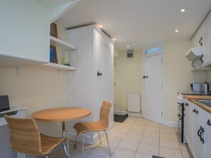 Fridge, oven, dishwasher, toaster - Acorn Lodge Windsor - Pass the Keys (Winkfield)