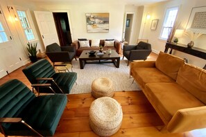 Smart TV, chimenea, mesa de ping pong, estéreo