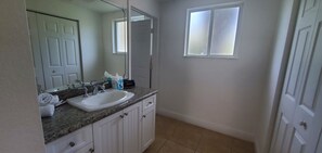 Haartrockner, Handtücher, Seife, Toilettenpapier