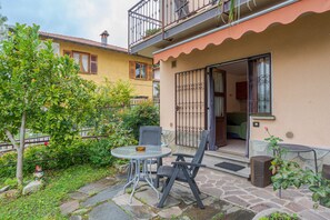 Outdoor dining - CO.RI. Appartamenti Dependance, Menaggio, Italy (Menaggio)