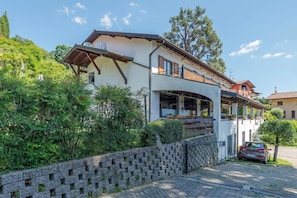A two-story house with a balcony, surrounded by greenery. - CO.RI. Appartamenti 5, Menaggio, Italy (Menaggio)