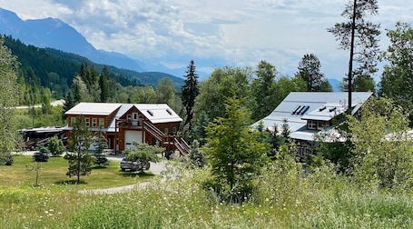 Exterior. Cozy Mountain Nest