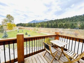 Outdoor dining - Cozy Mountain Nest (Golden)