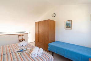 1 bedroom, free WiFi, bed sheets - CO.RI. Appartamenti 2, Menaggio, Italy (Menaggio)