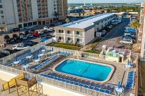Outdoor pool, pool umbrellas, sun loungers - Fantasy Island Resort, Daytona Beach Shores (Daytona Beach Shores)