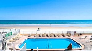 Outdoor pool, pool umbrellas, sun loungers - Fantasy Island Resort, Daytona Beach Shores (Daytona Beach Shores)