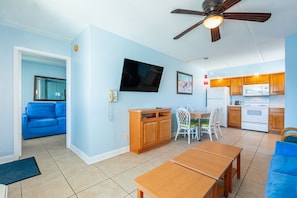 Apartamento, 1 habitación, vistas al mar | Zona de estar | Una televisión de pantalla plana