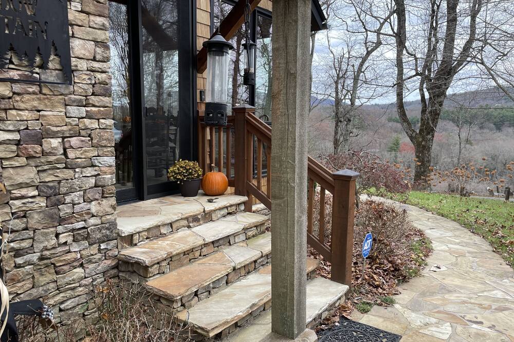 \"Meadow Mountain\" Custom Farmhouse, 10 Acres, Views; Create Your Memories Here!
