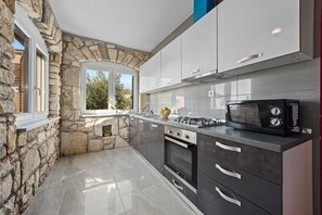 Kjøleskap, mikrobølgeovn, ovn og kokeplater