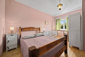 3 bedrooms, in-room safe, desk, iron/ironing board