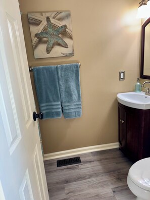Haartrockner, Handtücher, Seife, Toilettenpapier