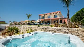 Bañera de hidromasaje al aire libre