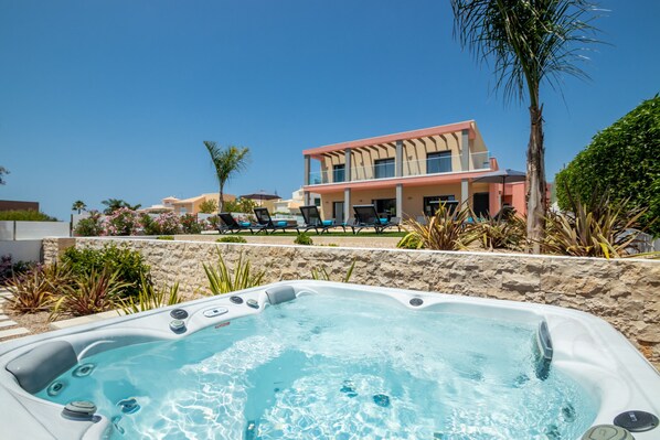 Bañera de hidromasaje exterior