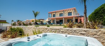 Villa with heatable pool, 2 jacuzzis & BBQ