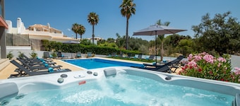 Relaxing getaway w/ heatable pool & 2 jacuzzis
