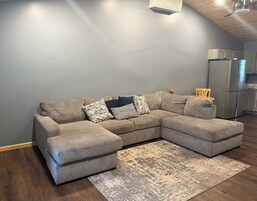 Suíte luxo | Área de estar | TV de tela plana 32 polegadas com canais a cabo