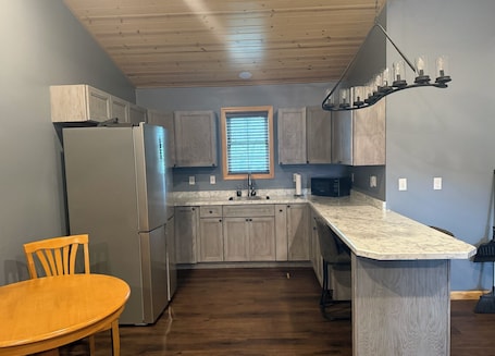 Deluxe Suite | Private kitchen | Microwave, coffee/tea maker