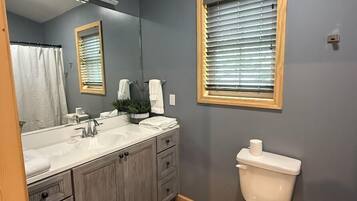 Phòng Suite Deluxe | Phòng tắm | Vòi sen/bồn tắm kết hợp, máy sấy tóc, khăn tắm, xà phòng