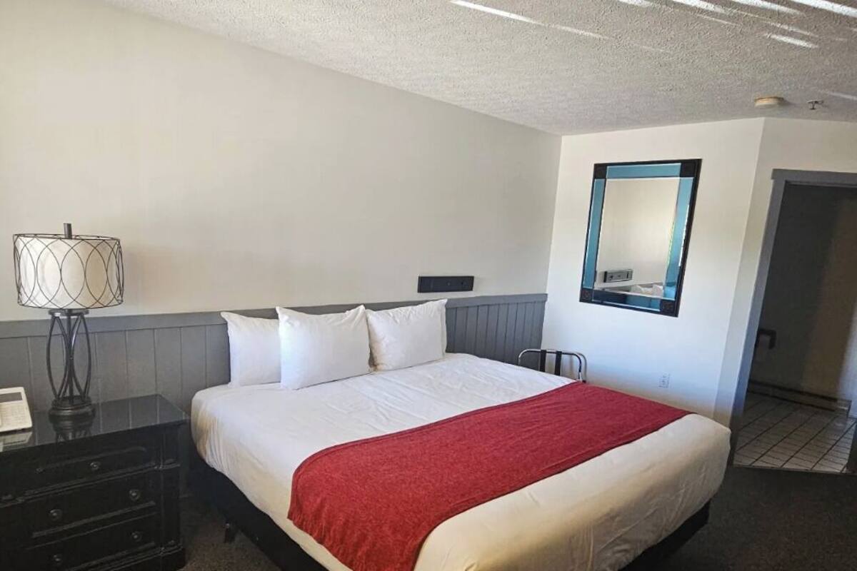 Deluxe Room, 1 King Bed | Pillowtop beds, WiFi (free), bed sheets