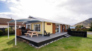 A mobile home with a covered patio, a barbecue area, and a small deck. - Pops Place - Omarama Holiday Home (Omarama)