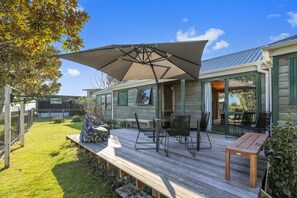 Outdoor dining - Five Mile Yay - Five Mile Bay Holiday Home (Taupo)