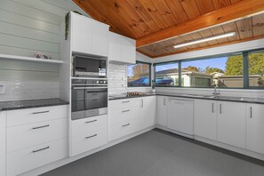 Fridge, microwave, dishwasher, toaster - Five Mile Yay - Five Mile Bay Holiday Home (Taupo)