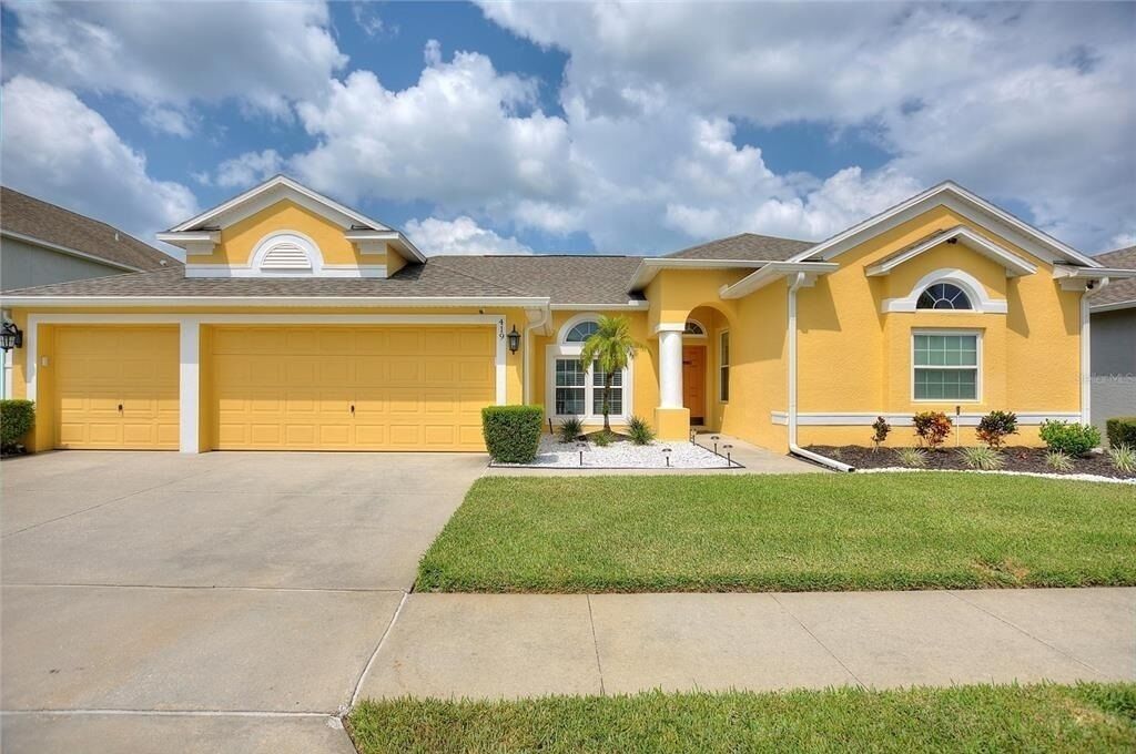 Sunshine Getaway is a large house with a private pool, close to Disney World!
