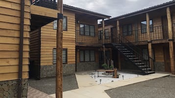Apartemen Comfort, 2 kamar tidur, dapur kecil, area halaman | Teras/patio