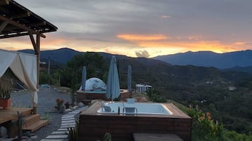 Outdoor spa tub