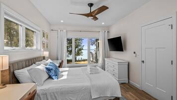 8 chambres, bureau, fer et planche à repasser, lit parapluie