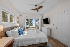 8 quartos, escrivaninha, ferros/tábuas de passar roupa, berço de viagem