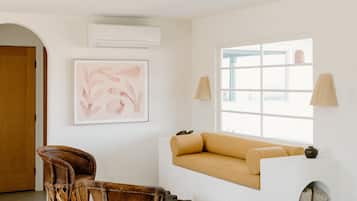 Smart TV, books, stereo