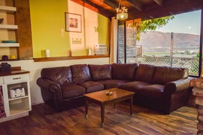 Een televisie en een open haard