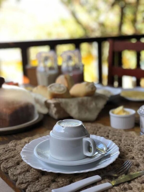 بوفيه فطور مجانًا يوميًا