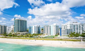 On the beach - 2bd Beachfront Master Ste, Bay View w/balcony, Pool, nearby dining, beach access (Miami Beach)